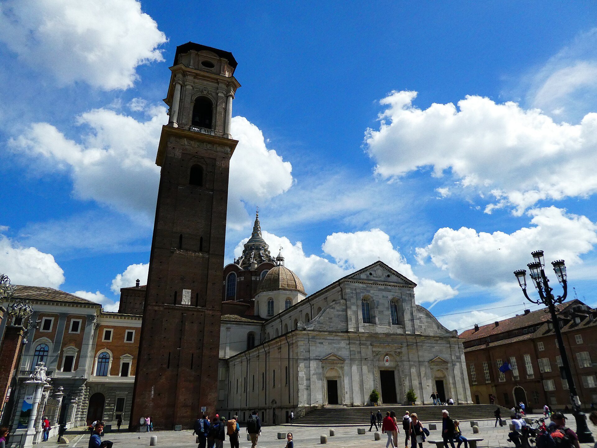 Facciata del Palazzo Reale vicino al Duomo